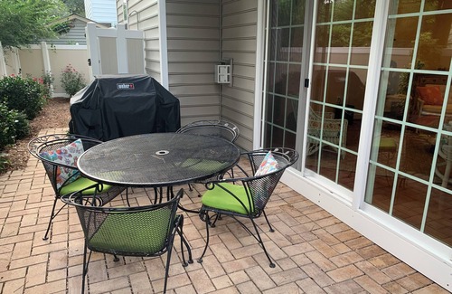 Northeast Virginia Beach Condominio | Furnished Winter Rental; Walk to beach; Ground floor condo;