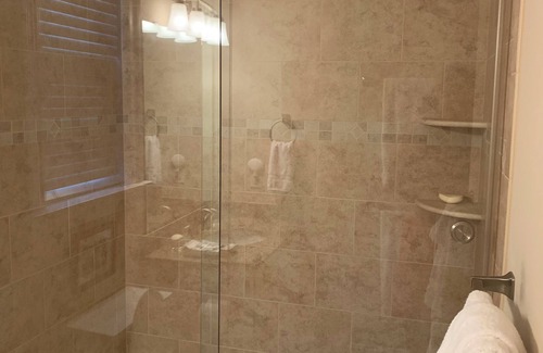 Northeast Virginia Beach Condominio | Furnished Winter Rental; Walk to beach; Ground floor condo;