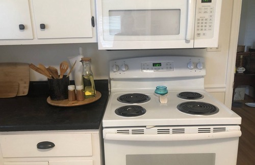 High Point Casa | FURNITURE MARKET!!! Cozy House for Rent 5 minutes from Downtown High Point NC.