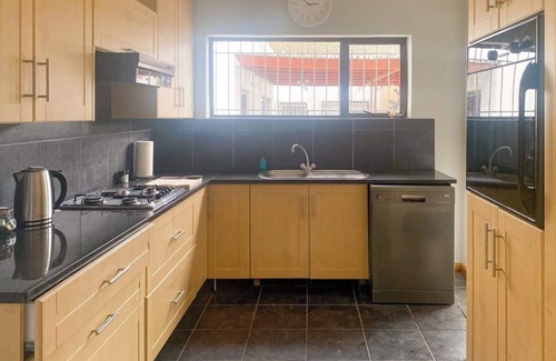 Fish Hoek Casa | Fuss-Free Family home | Pool & Fireplace