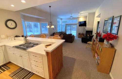 Bretton Woods Apartamento | FV50 Pet friendly single level home in Bretton Woods walk to golf course and Mt Washington Hotel