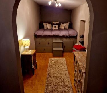 Cairndow Casa | Fyne Byre Cottage - Barn Conversion with Hot Tub