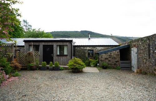 Cairndow Casa | Fyne Byre Cottage - Barn Conversion with Hot Tub