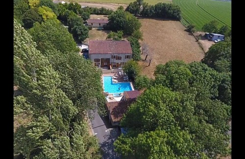 Saint-Pierre-de-Juillers Cabaña | Gîte au Bord de la Piscine, Idéal Pour les Familles Avec Ados
