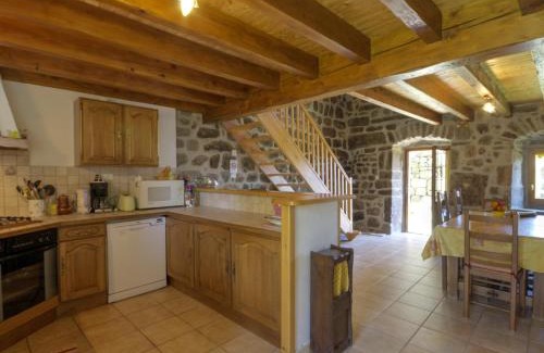 Burdignes Casa | Gîte Authentique en Campagne avec Cheminée, Wifi, Terrasse et Jardin, Près du Ski et VTT - FR-1-496-96