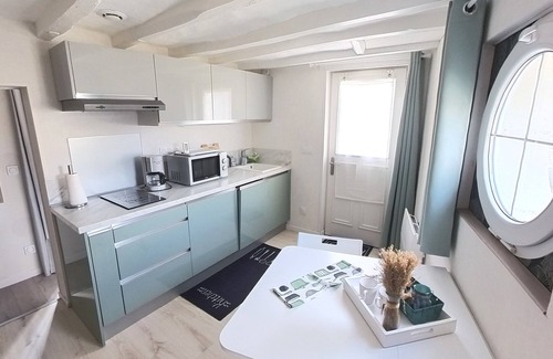 Savigny-en-Veron Casa | Gîte Aux-Enverons