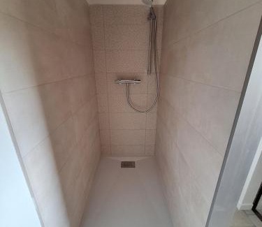 Saint-Julien-de-Peyrolas Casa | Gîte avec piscine couverte