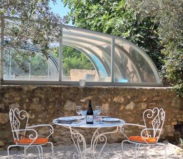 Saint-Julien-de-Peyrolas Casa | Gîte avec piscine couverte