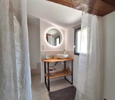 Saint-Julien-de-Peyrolas Casa | Gîte avec piscine couverte
