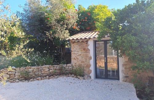 Saint-Julien-de-Peyrolas Casa | Gîte avec piscine couverte