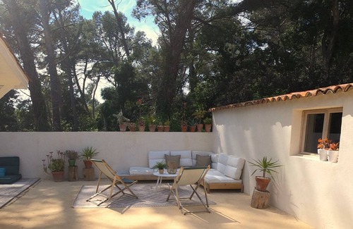 Six-Fours-les-Plages Cabaña | Gîte "balnéo" Sous le Figuier, un Lieu de Détente au Coeur de la Pinède