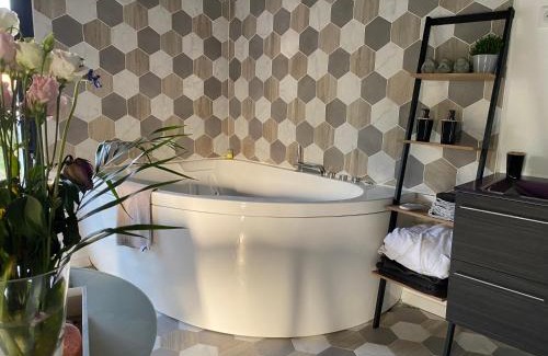 Le Mesnil-en-Vallee Casa | Gîte chaleureux avec jacuzzi