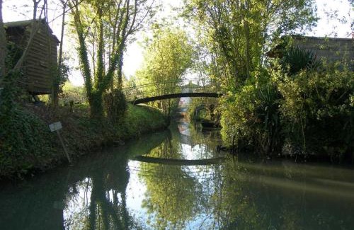Damvix Casa | Gîte charmant au bord de l'eau avec canoës, terrasse et jardin à Damvix, au cœur du Marais Poitevin. - FR-1-426-354