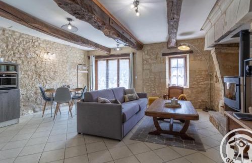Vaudelnay Casa | Gîte charmant en tuffeau près de Saumur avec terrasse, poêle à bois et grandes commodités - FR-1-622-64