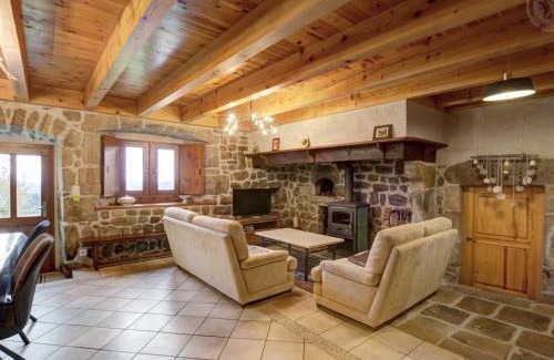 Montarcher Casa | Gîte confortable avec jardin, cheminée, et wifi à Montarcher - FR-1-496-11