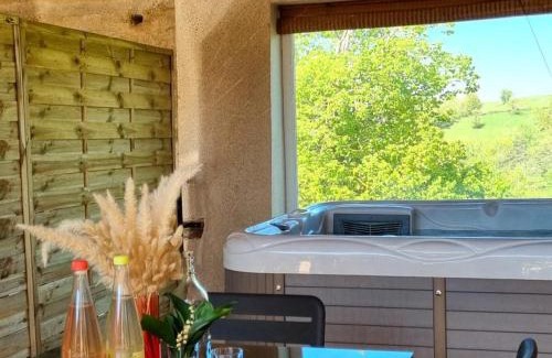 Chevrieres Casa | Gîte confortable pour 12 avec jardin privé et spa en Auvergne-Rhône-Alpes - FR-1-496-354
