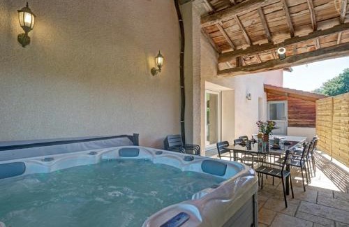 Chevrieres Casa | Gîte confortable pour 12 avec jardin privé et spa en Auvergne-Rhône-Alpes - FR-1-496-354