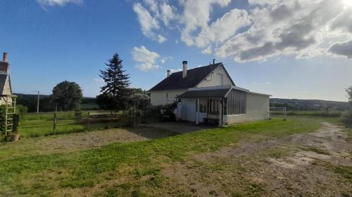 Carrouges Casa | Gîte Cottage chaleureux en pleine campagne vue sur les Monts et Forêts et le château de Carrouges
