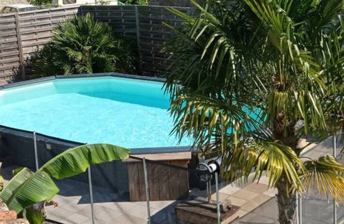 Saint-Pierre-de-Juillers Casa | Gîte de L'abbaye, 4 Chambres, Piscine Privée