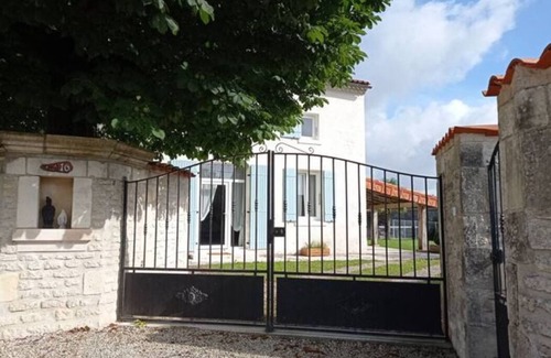 Saint-Pierre-de-Juillers Casa | Gîte de L'abbaye, 4 Chambres, Piscine Privée