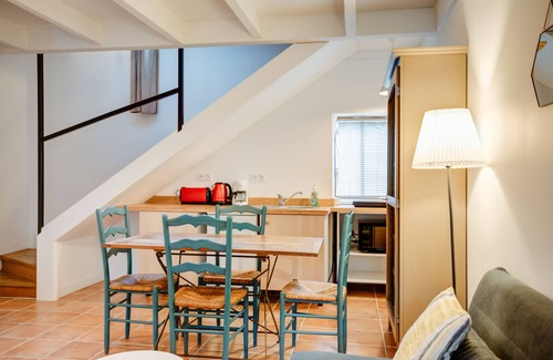 Pont-Saint-Esprit Cabaña | Gîte de l'Atelier-Gîte-Confortable-Habitación con desagüe-Terraza