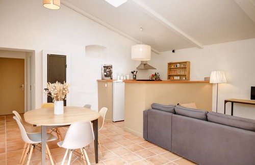 Pont-Saint-Esprit Cabaña | Gîte de l'Atelier-Gîte-Confortable-Habitación con desagüe-Terraza