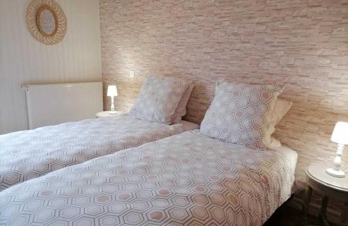 Moitron-sur-Sarthe Casa | Gîte en campagne rénové avec cheminée, grands jardins, WiFi, près d'un village médiéval. - FR-1-410-334