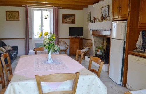 Saint-Genis-d'Hiersac Casa | Gîte familial avec jardin au bord de l'eau, terrasses, vélo, jeux, proche Charente, WiFi inclus - FR-1-653-189