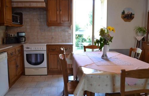 Saint-Genis-d'Hiersac Casa | Gîte familial avec jardin au bord de l'eau, terrasses, vélo, jeux, proche Charente, WiFi inclus - FR-1-653-189