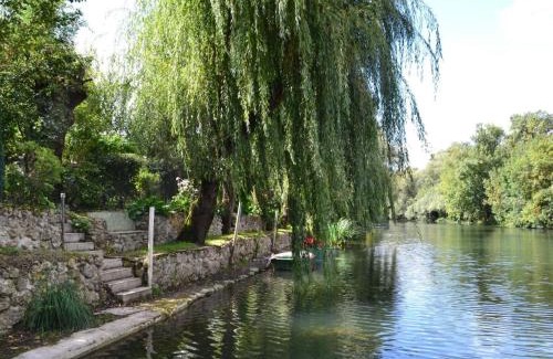 Saint-Genis-d'Hiersac Casa | Gîte familial avec jardin au bord de l'eau, terrasses, vélo, jeux, proche Charente, WiFi inclus - FR-1-653-189