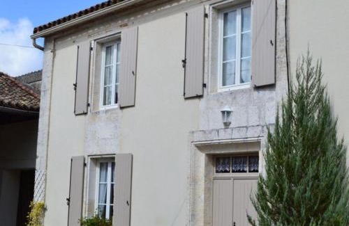 Saint-Genis-d'Hiersac Casa | Gîte familial avec jardin au bord de l'eau, terrasses, vélo, jeux, proche Charente, WiFi inclus - FR-1-653-189