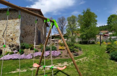 Riotord Casa | Gîte Familial à Riotord avec Jardin et Aire de Jeux - FR-1-582-292