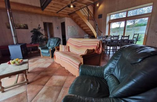 Riotord Casa | Gîte Familial à Riotord avec Jardin et Aire de Jeux - FR-1-582-292