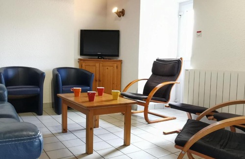 Mezeres Casa | Gîte familial avec cour, ping-pong, proche Lyon et Clermont-Ferrand - FR-1-582-330