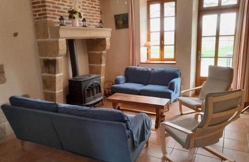 Souvigny Casa | Gîte familial avec piscine, loisirs et nature près de Souvigny - FR-1-489-231