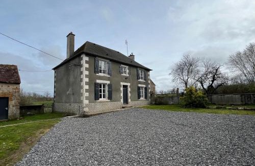 Tilly Casa | Gîte familial rénové avec piscine, jardin de 1 hectare et vélos à disposition, situé en pleine campagne - FR-1-591-579