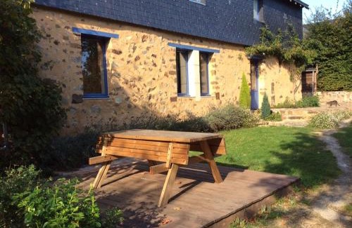Chemire-en-Charnie Casa | Gîte familial restauré en pleine nature avec terrasse, proche forêt, idéal pour groupes et PMR - FR-1-410-255