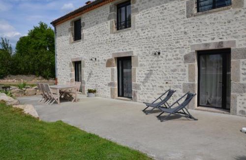 Mortagne-sur-Sevre Casa | Gîte "La Grange" 5 personnes proche du Puy du Fou avec piscine