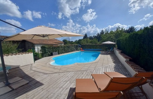 Saint-Vallier Casa | Gîte Lavande. Prachtig Gerestaureerde Gite met Verwarmd Zwembad in de Charente
