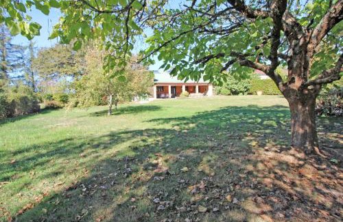 Mailhac-sur-Benaize Casa | Gîte Montbrugnaud: "les trois chênes"
