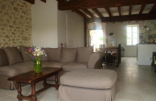 Saint-Priest-d'Andelot Casa | Gîte rénové, draps inclus, terrasse, salle de jeux, poêle, WiFi, animaux OK, parking, campagne calme - FR-1-489-410