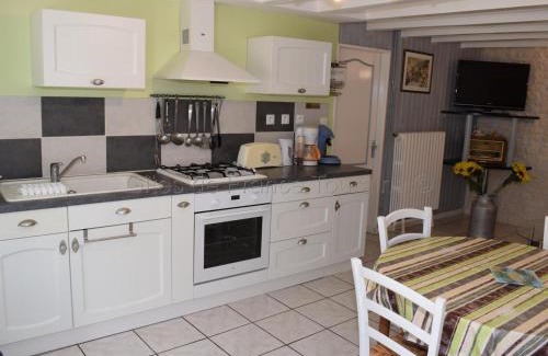 La Tour-Saint-Gelin Casa | Gîte rural 1 chambre, cour close, équipements bébé, Wi-Fi, proche mini-golf, non fumeur, tout inclus - FR-1-381-24