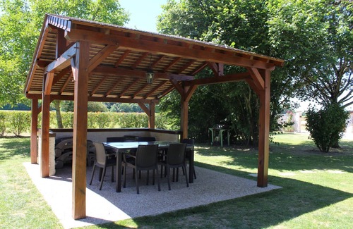 Cheverny Casa | Gîte rural "Le Noyer Rondin" in Cheverny (sleeps 12), ideal for families.