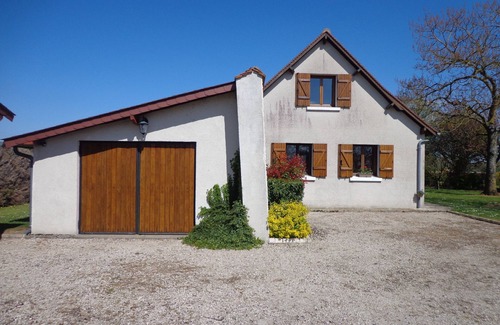 Cheverny Casa | Gîte rural "Le Noyer Rondin" in Cheverny (sleeps 12), ideal for families.