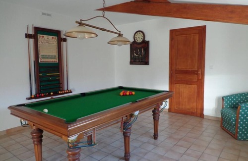 Cheverny Casa | Gîte rural "Le Noyer Rondin" in Cheverny (sleeps 12), ideal for families.