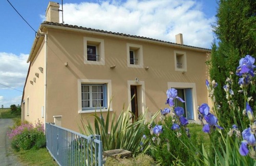 Saint-Martin-De-Lerm Casa | Gîte Saint-Martin-de-Lerm, 4 pièces, 4 personnes - FR-1-440-34