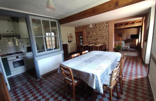 Renaison Casa | Gîte spacieux à Renaison avec cheminée, jardin et équipements enfants - FR-1-496-257