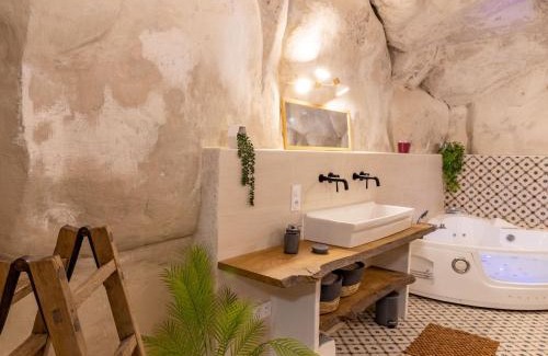 Les Ulmes Casa | Gîte troglodyte unique avec jacuzzi, billard et jardin, près de Doué La Fontaine et Saumur - FR-1-622-69