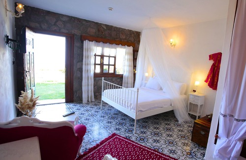 Dikili Hotel | Gulnar Sultan Tas Konak