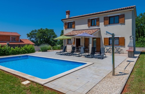 Fuskulin Casa | Günstig Gelegene Neubau-villa mit Pool